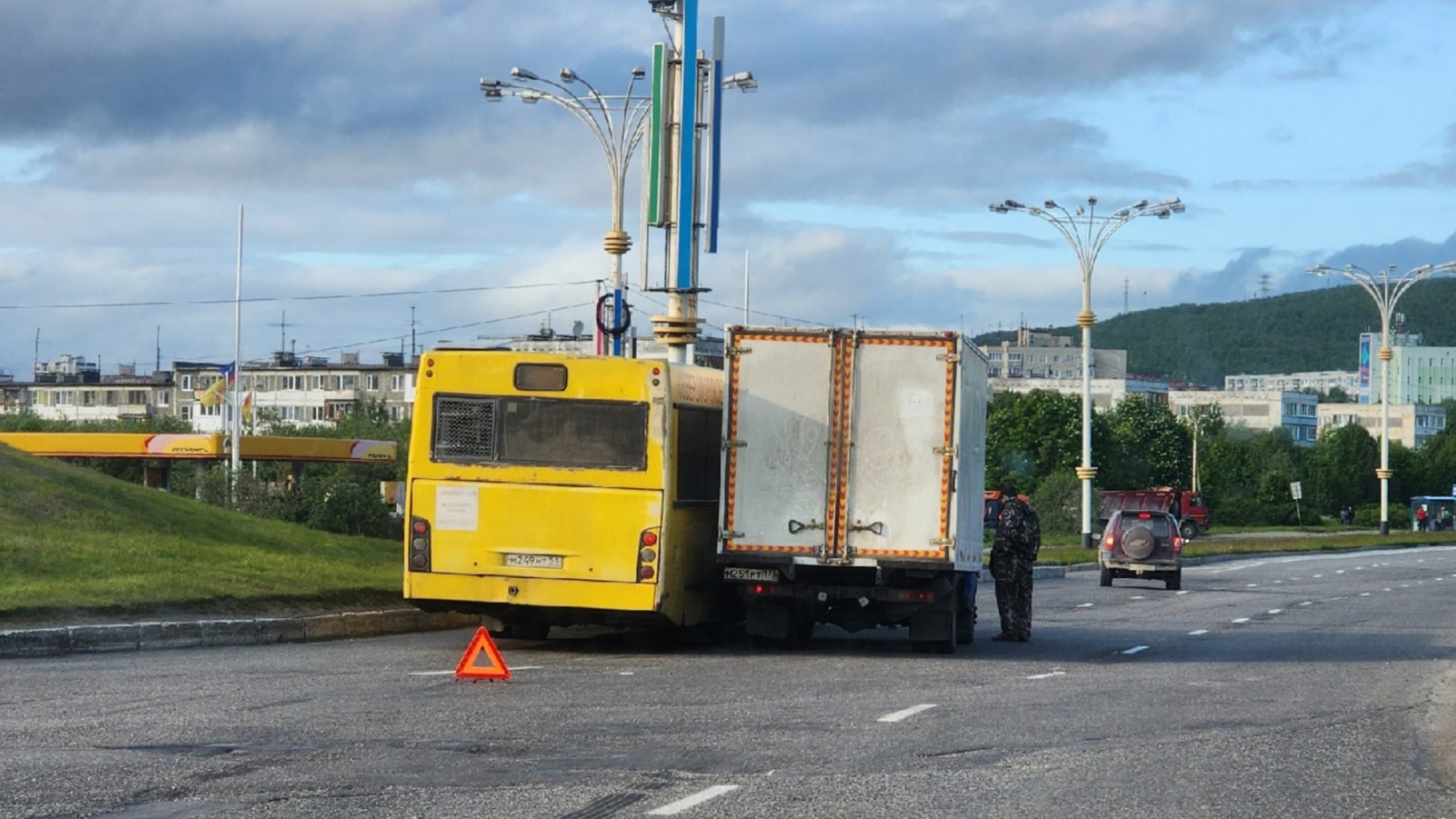 Автобус попал в аварию на въезде в Мурманск