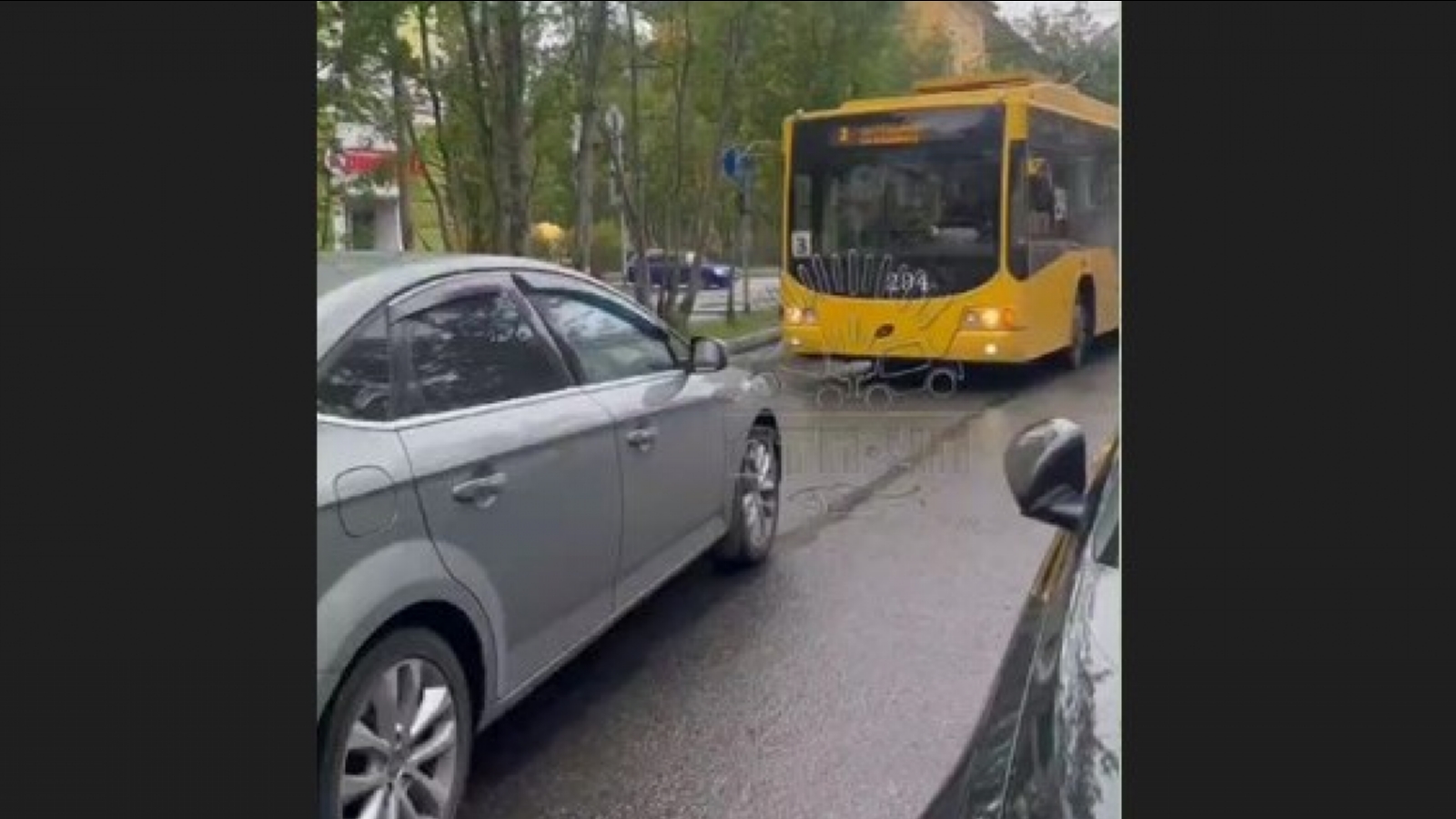 В Мурманске троллейбус выгнал машину со «встречки» [видео]