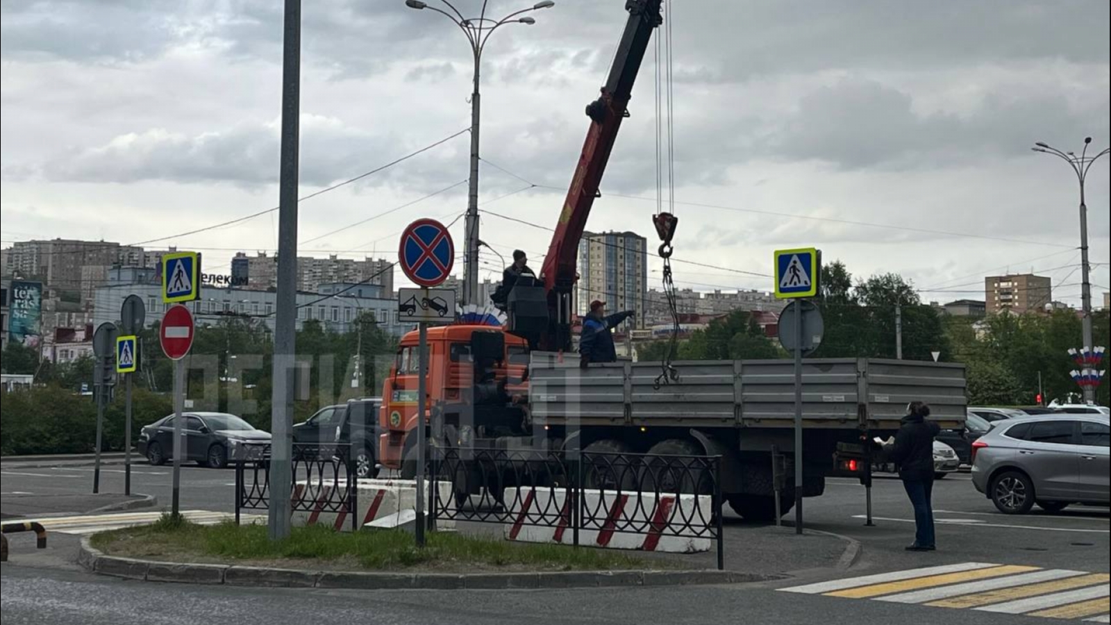 В центре Мурманска начали эвакуировать авто