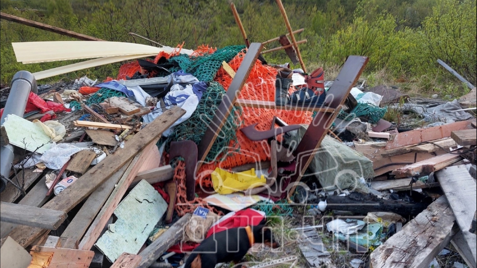 Мурманчан возмутили горы сваленного мусора в лесу