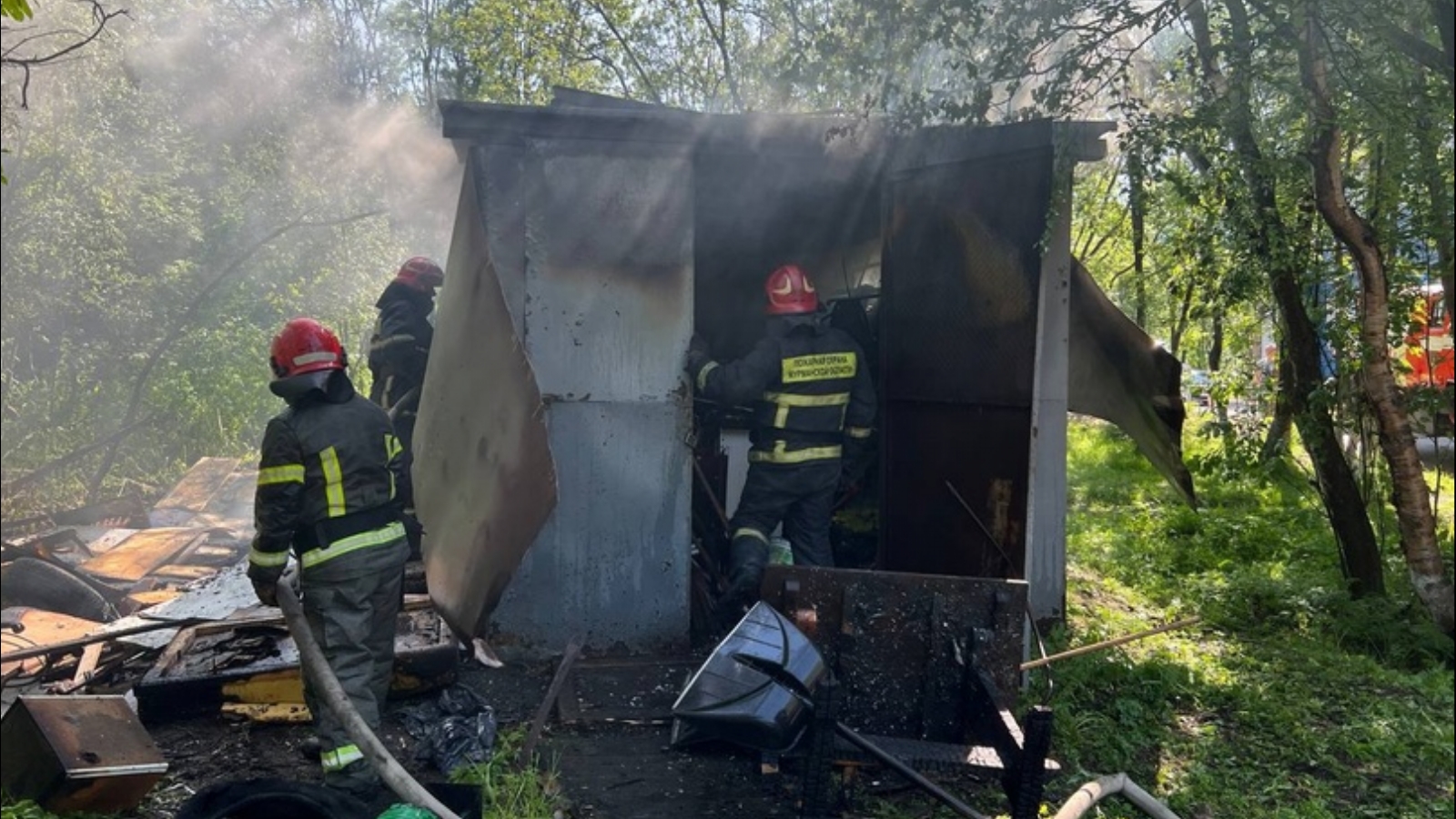 В Мурманске сгорела бытовка у торгового центра