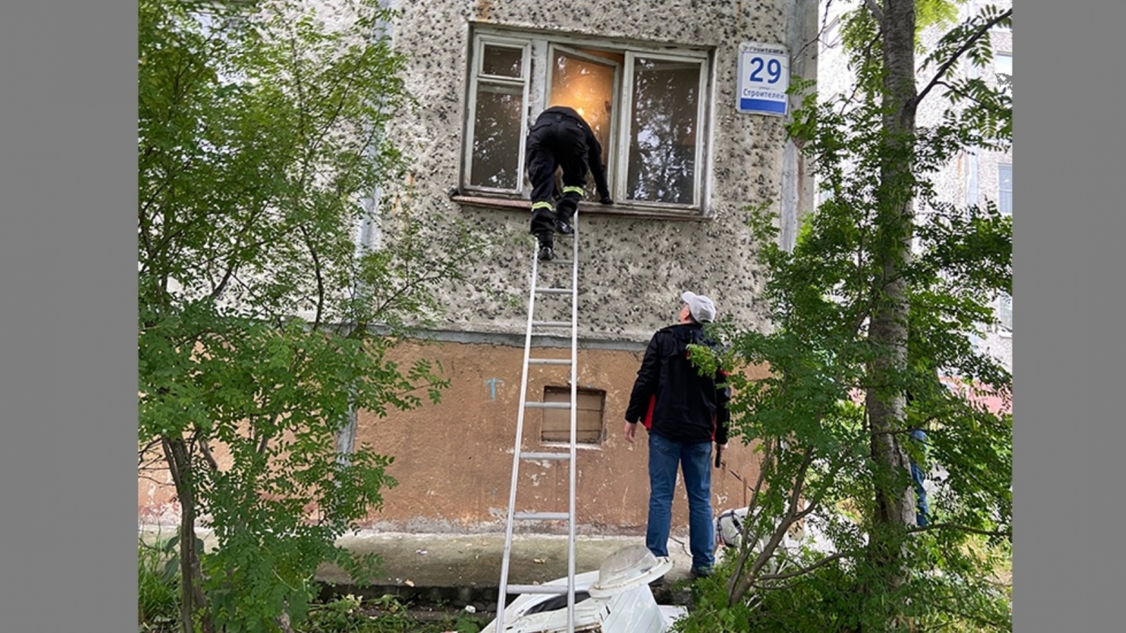 Фото в окнах жилых домов