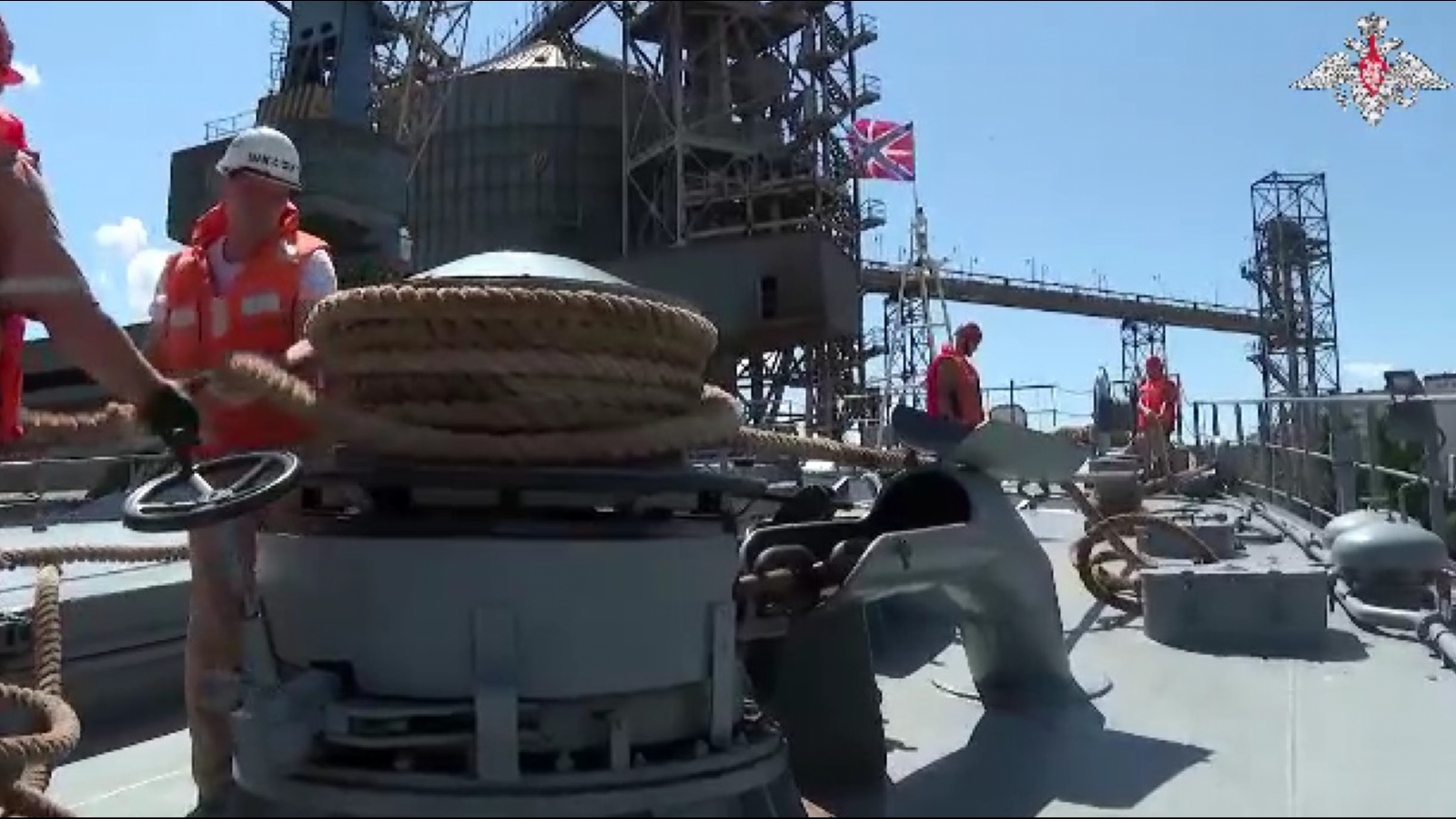 Большой десантный корабль Северного флота возит туристов в Крым [видео]