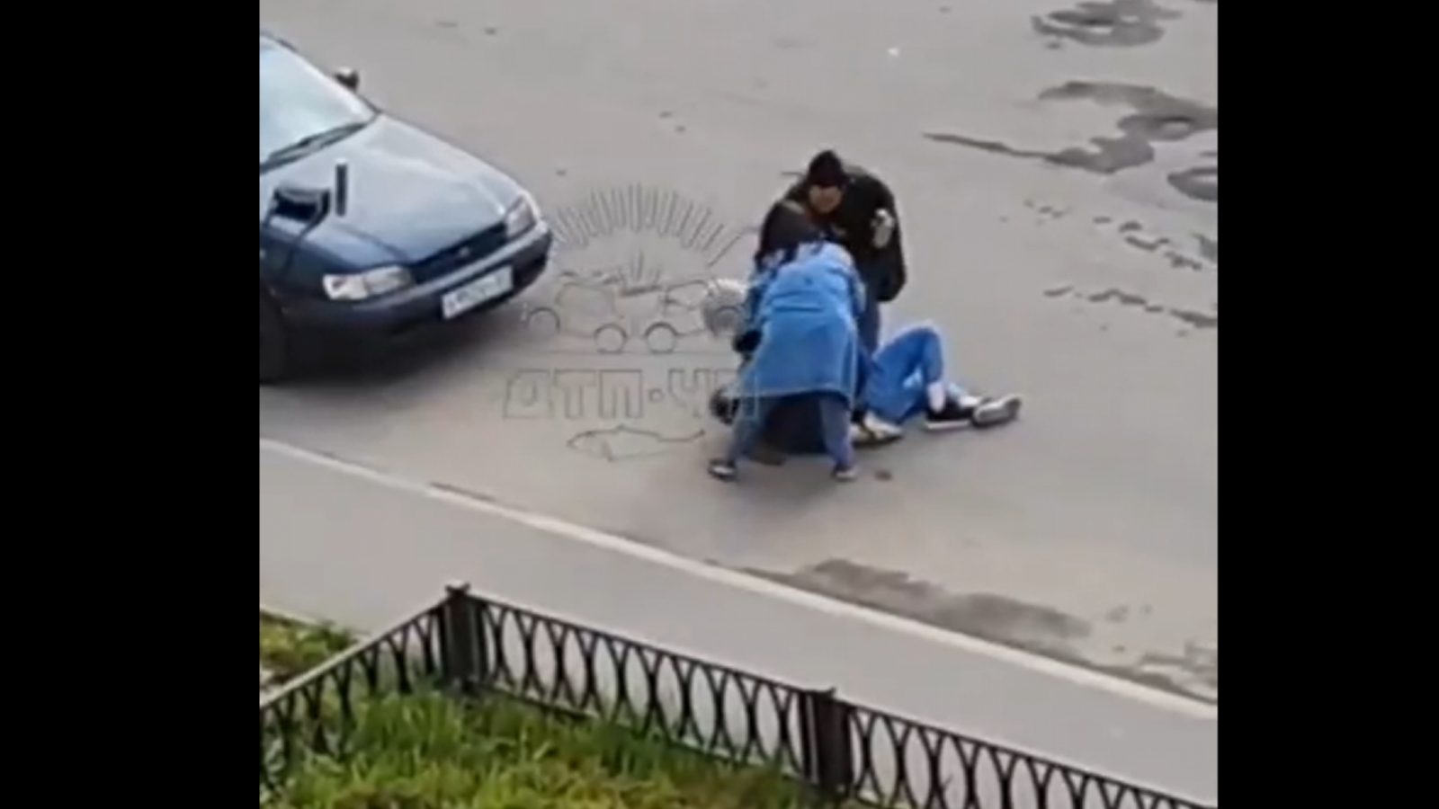 В Мурманске женщины дрались и ломали автомобиль [видео] | 30.07.2023 |  Мурманск - БезФормата