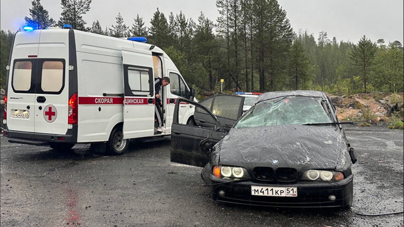 Под Апатитами перевернулся BMW. Водитель вылетел из авто и погиб |  14.08.2023 | Мурманск - БезФормата