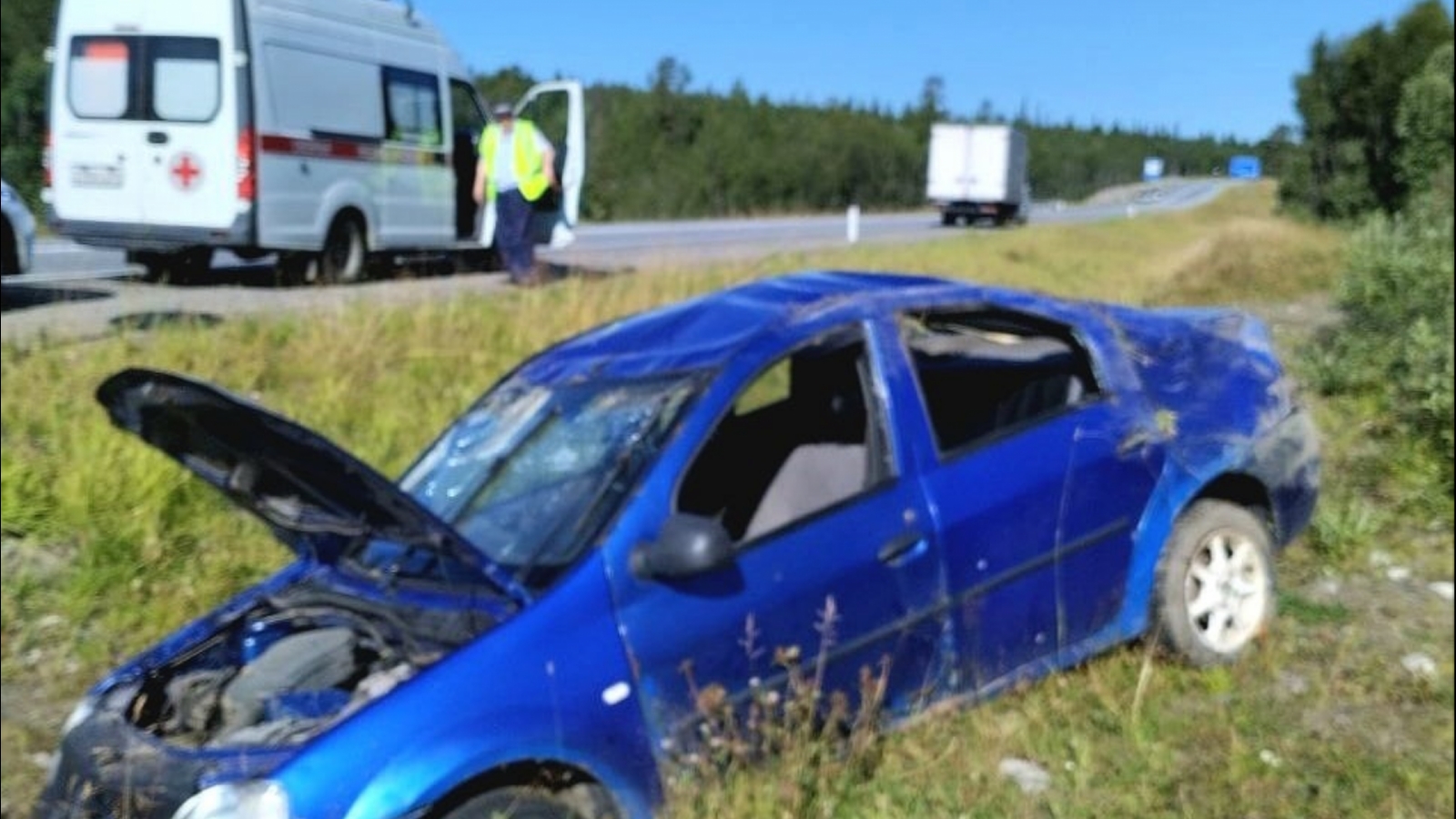 Renault Logan улетел в кювет под Мурманском. Пострадал один человек