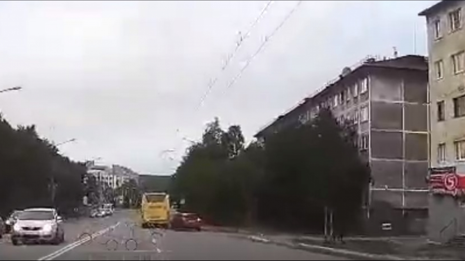 Водитель пошёл на таран автобуса в Мурманске [видео]