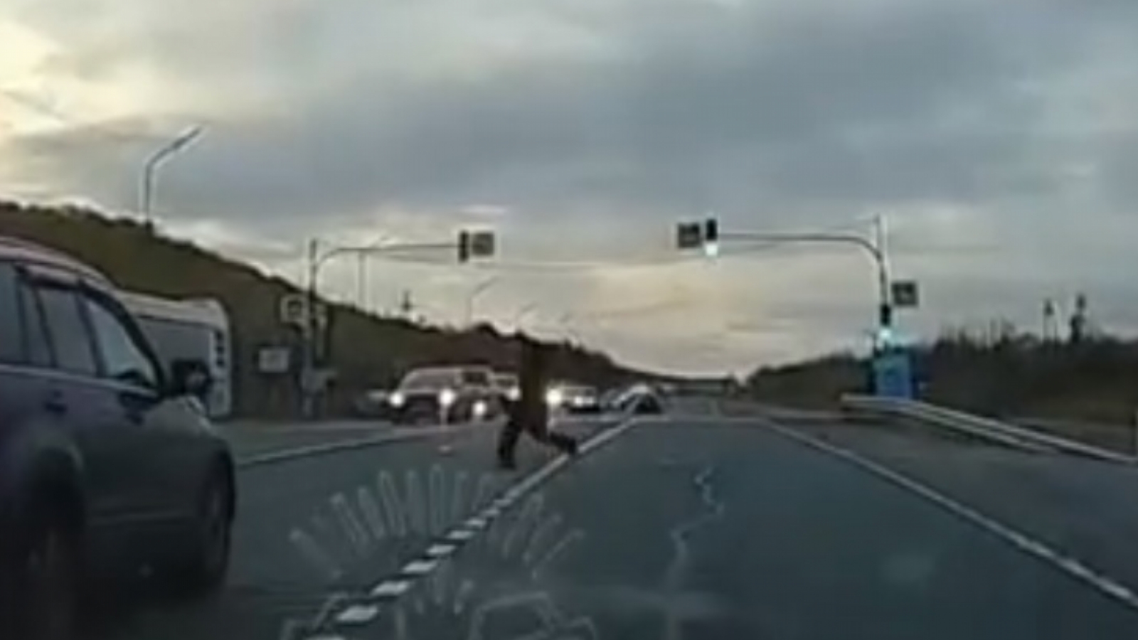 Пешеход-негодник разозлил мурманских водителей [видео]