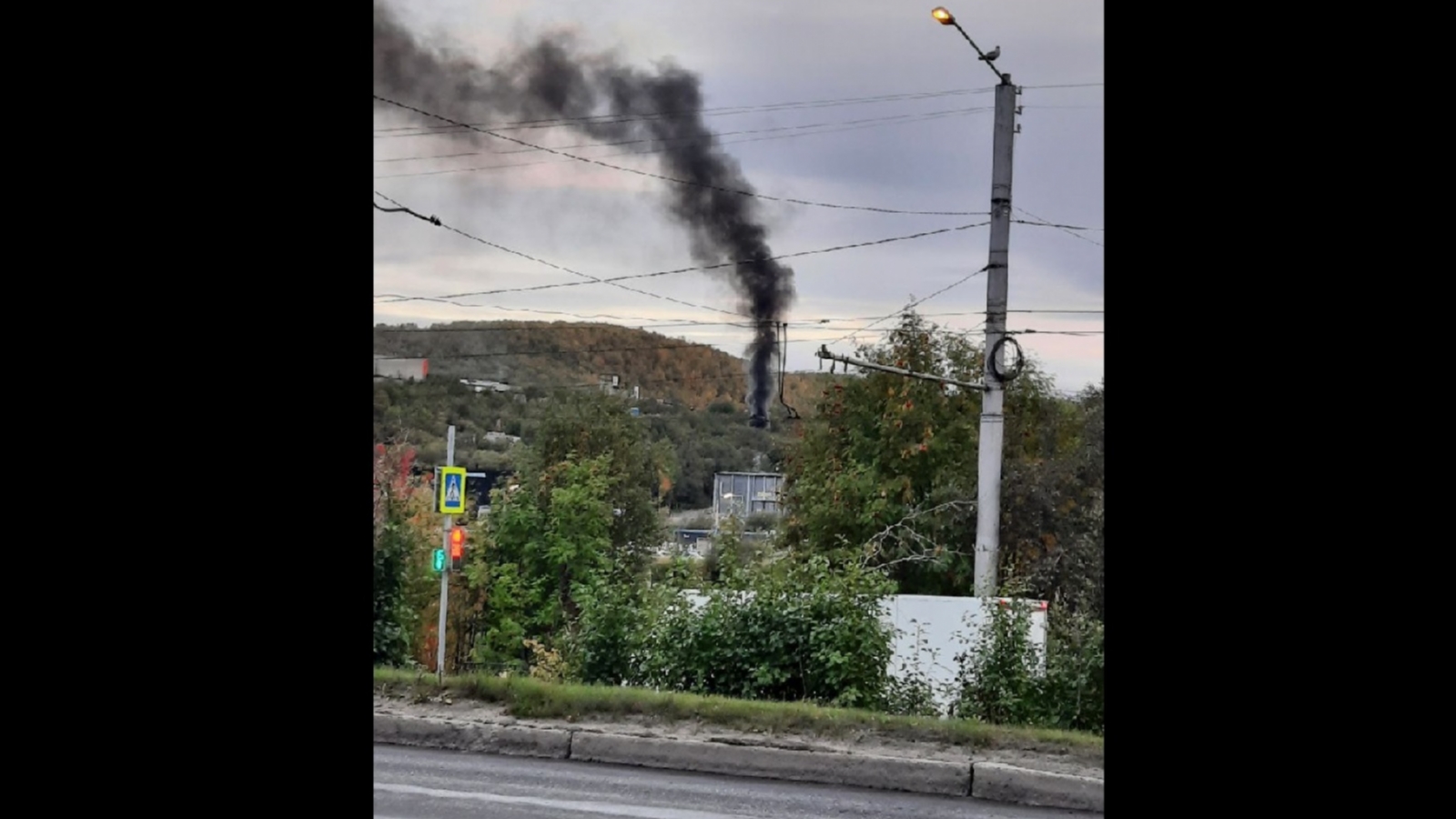 Со стороны железной дороги в Мурманске валит дым