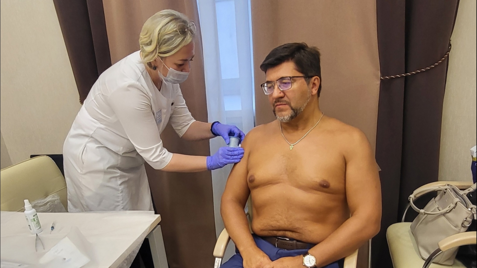 Вице-спикер Облдумы сделал прививку с голым торсом