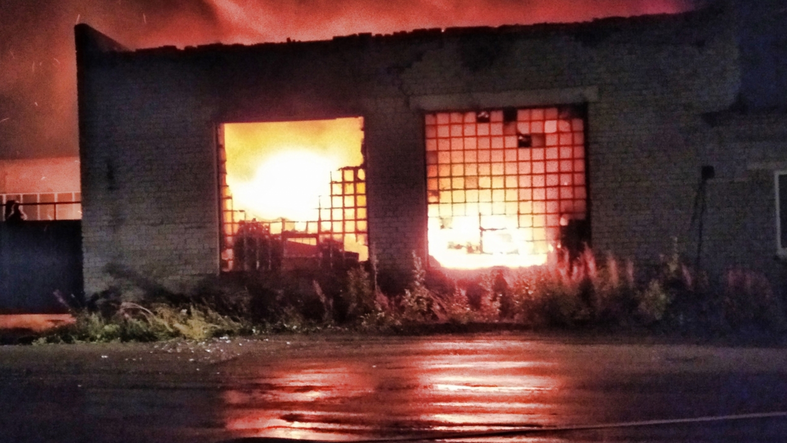 В Ковдоре ночью сгорел гараж с техникой