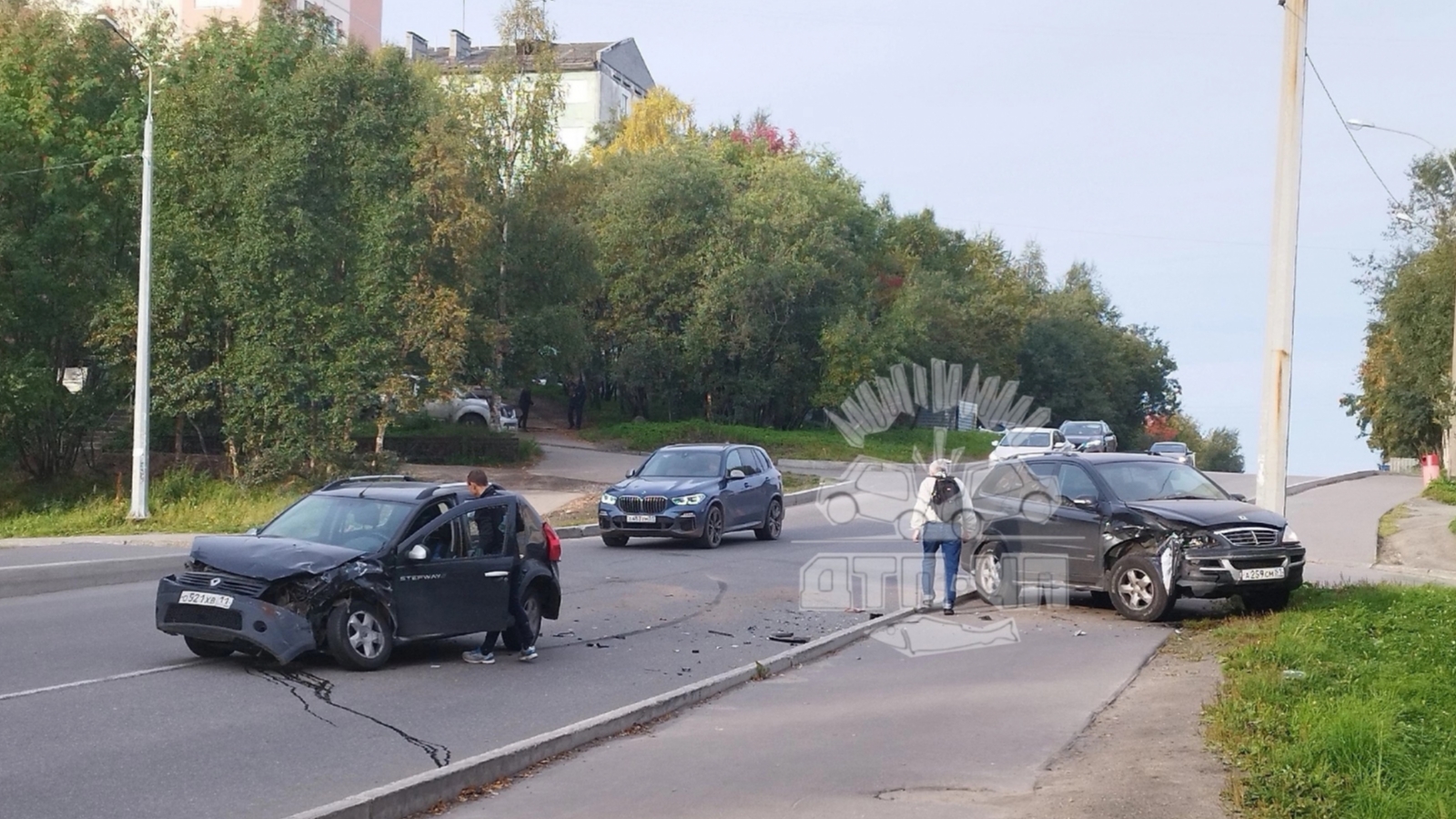 В утренней аварии в Мурманске пострадали два авто
