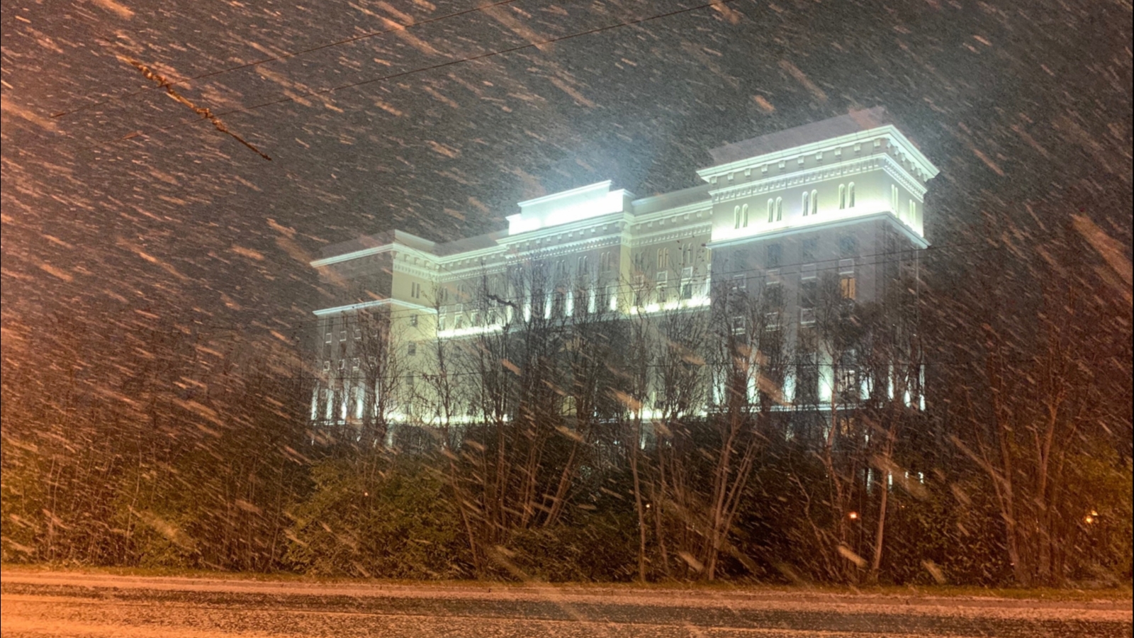 В Мурманске прошёл снегопад [видео]
