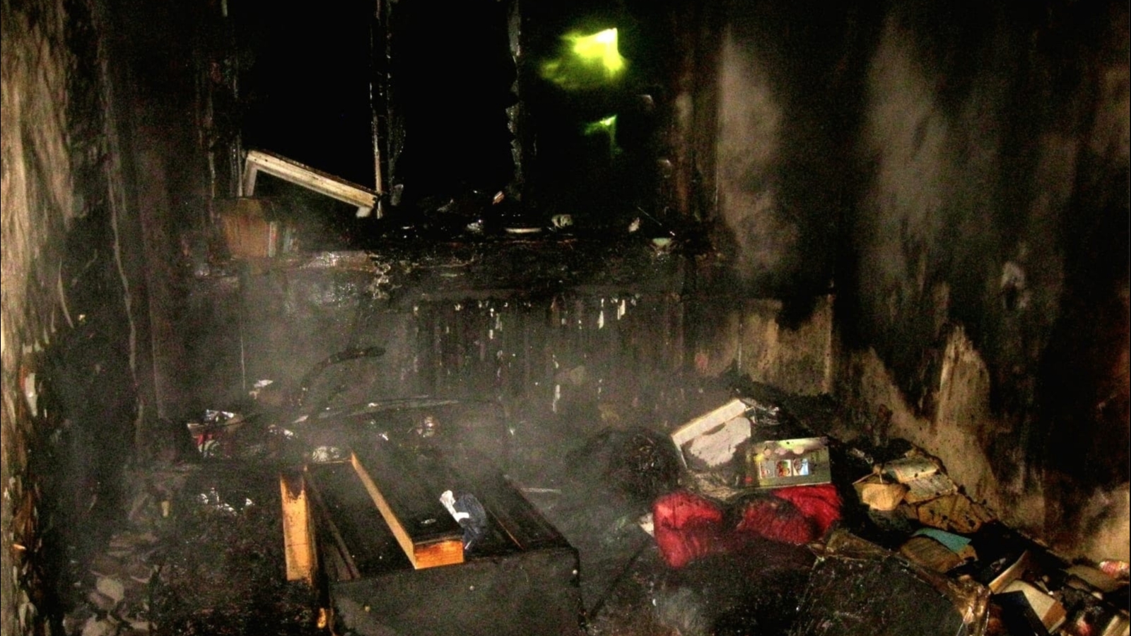На месте пожара в доме Кандалакши спасатели нашли тело мужчины