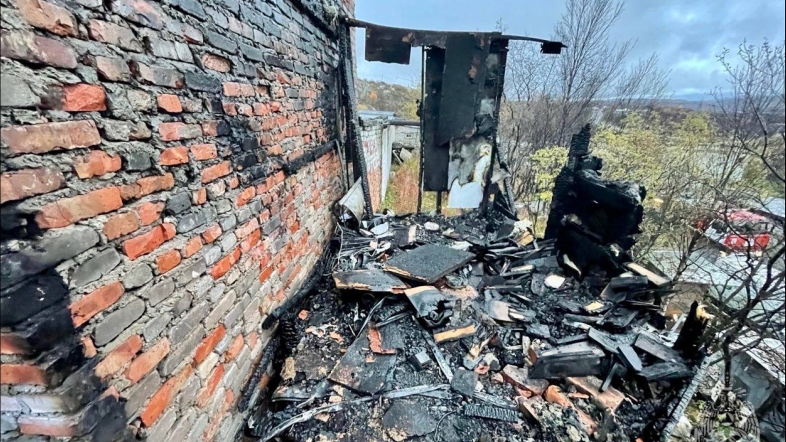 Пристройка к гаражу сгорела в Снежногорске