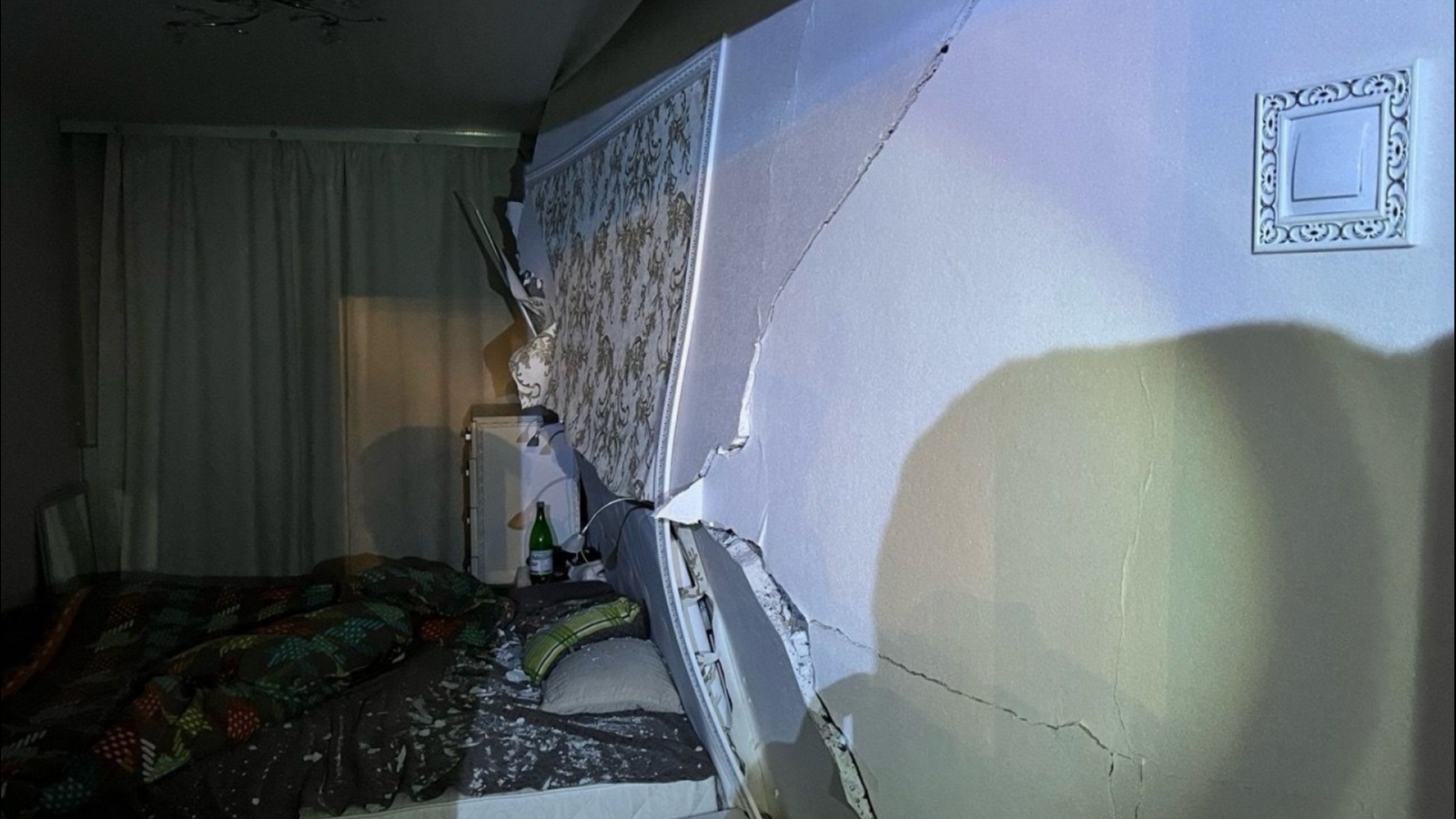 Как выглядит стена между квартирами после взрыва газа в Мурманске