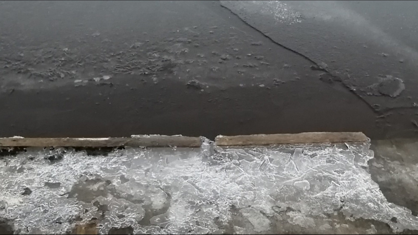 Спасатели: «Выход на такой лёд больше напоминает смертельный аттракцион»