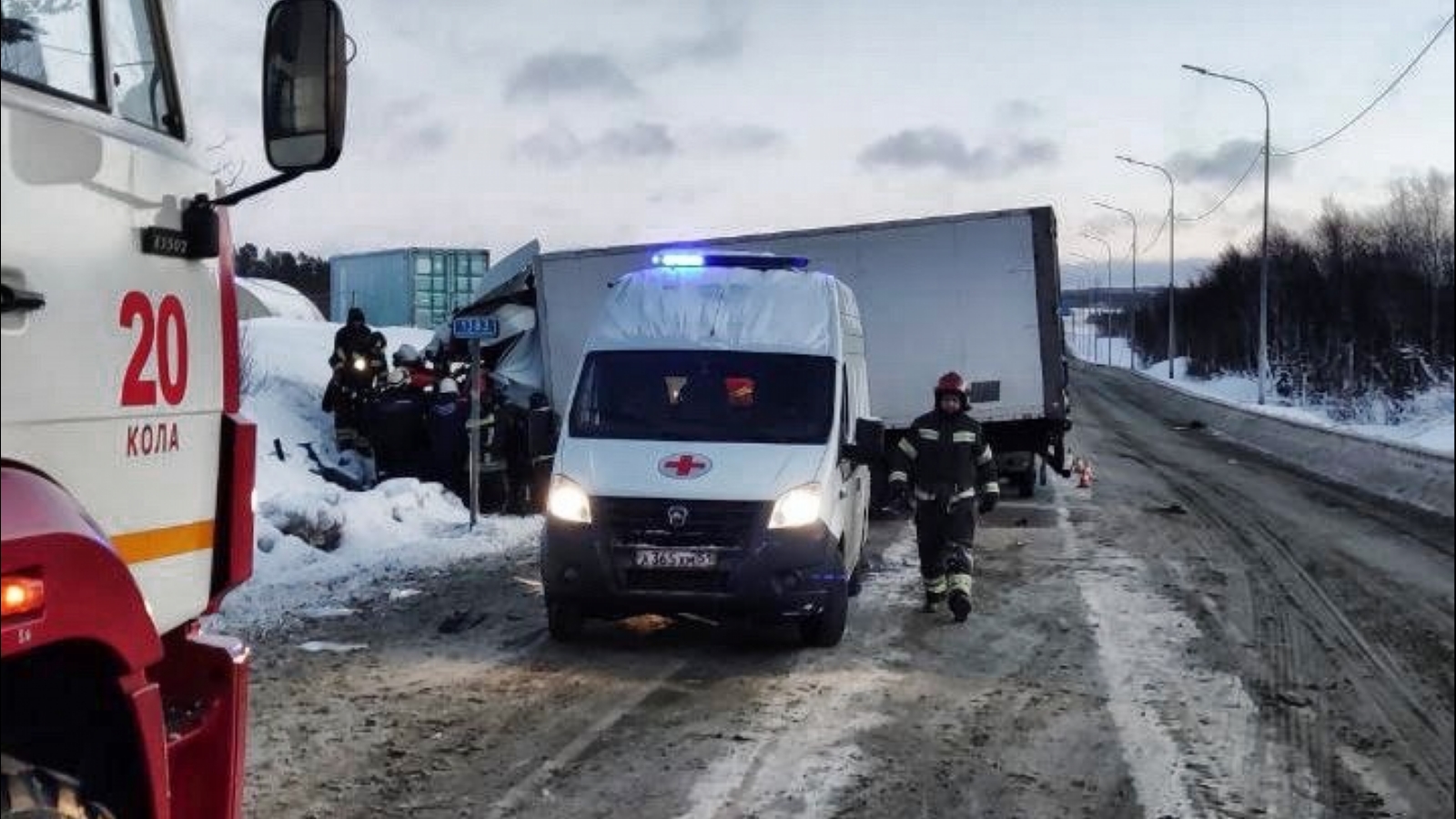 Два человека пострадали в ДТП с двумя грузовиками в Кольском районе