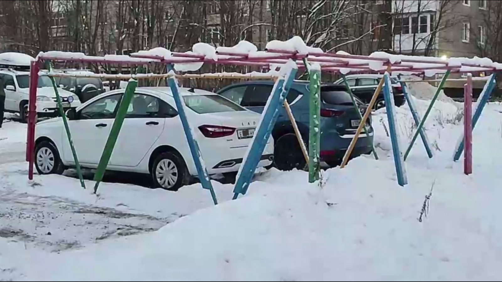Заброшенную детскую площадку в Мурманске превратили в парковку