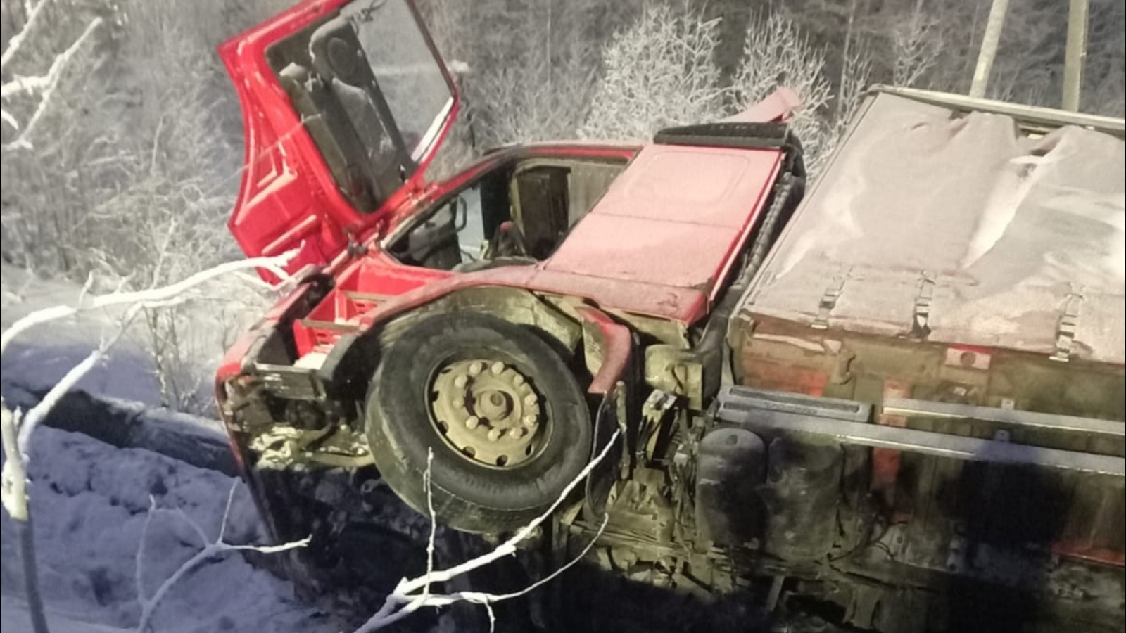 Съехавший в кювет грузовик в Апатитах мог повредить теплотрассу