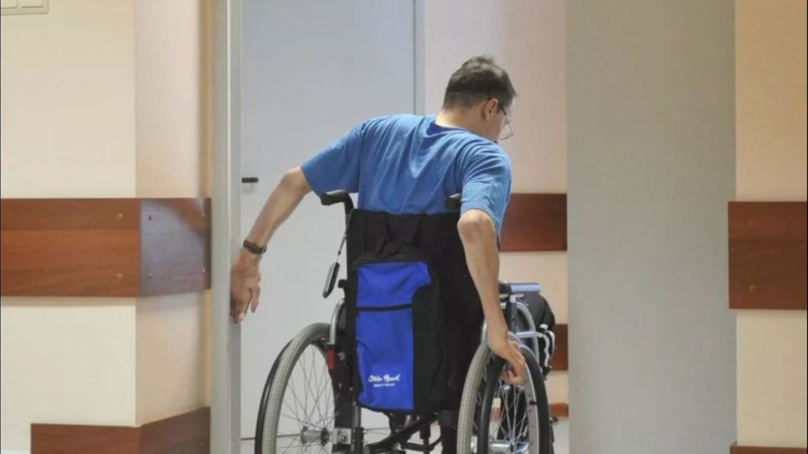 Инвалид-колясочник из Кировска обратился за помощью к Путину