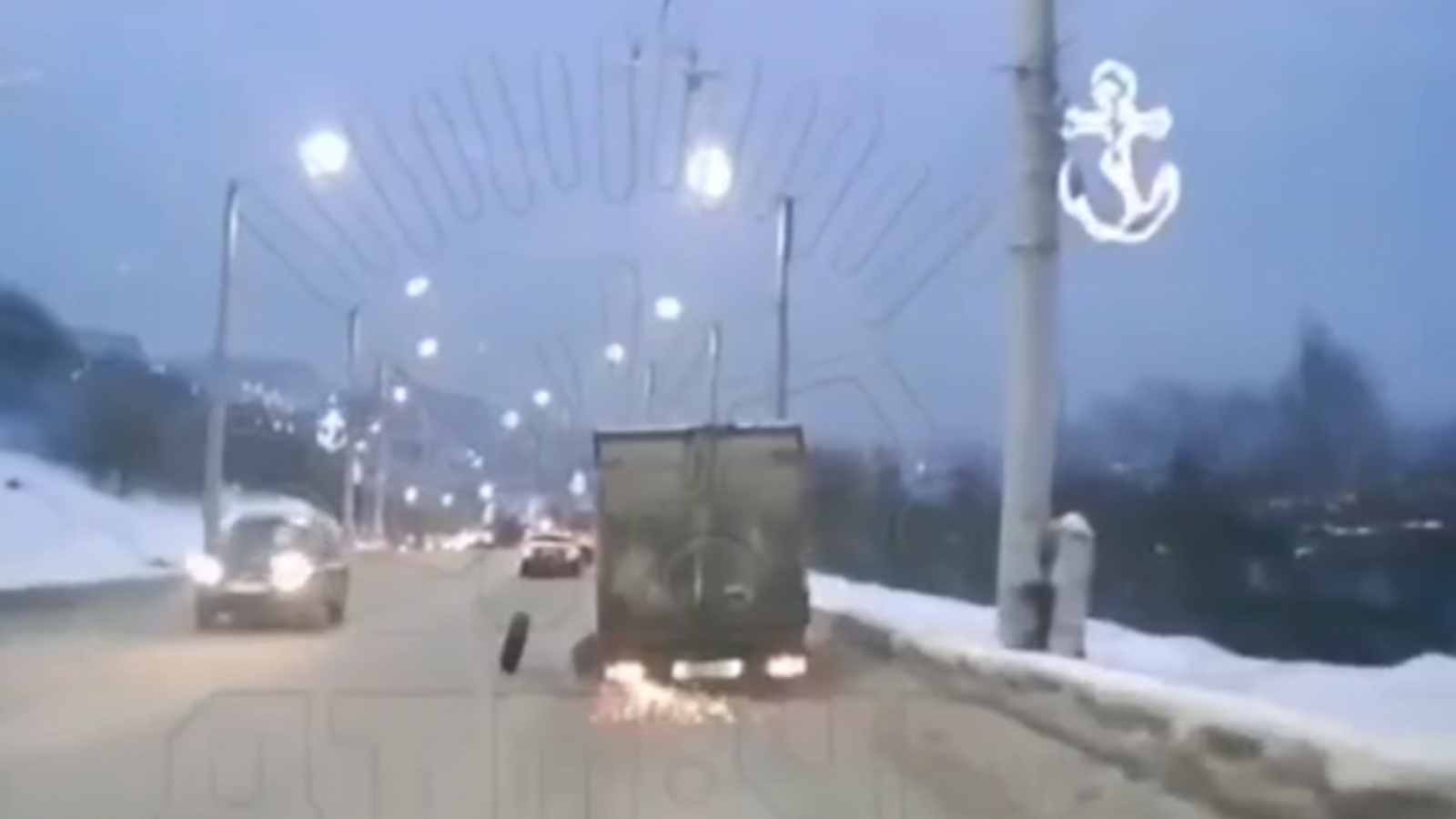 У ГАЗели в Мурманске отлетело колесо прямо на дороге [видео]