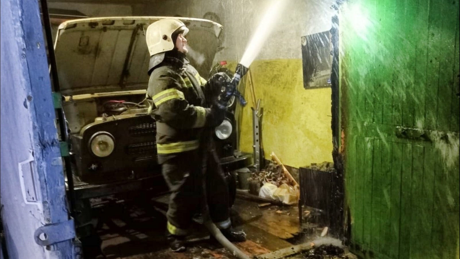 Спасатели в Кандалакше за 20 минут потушили горящий гараж