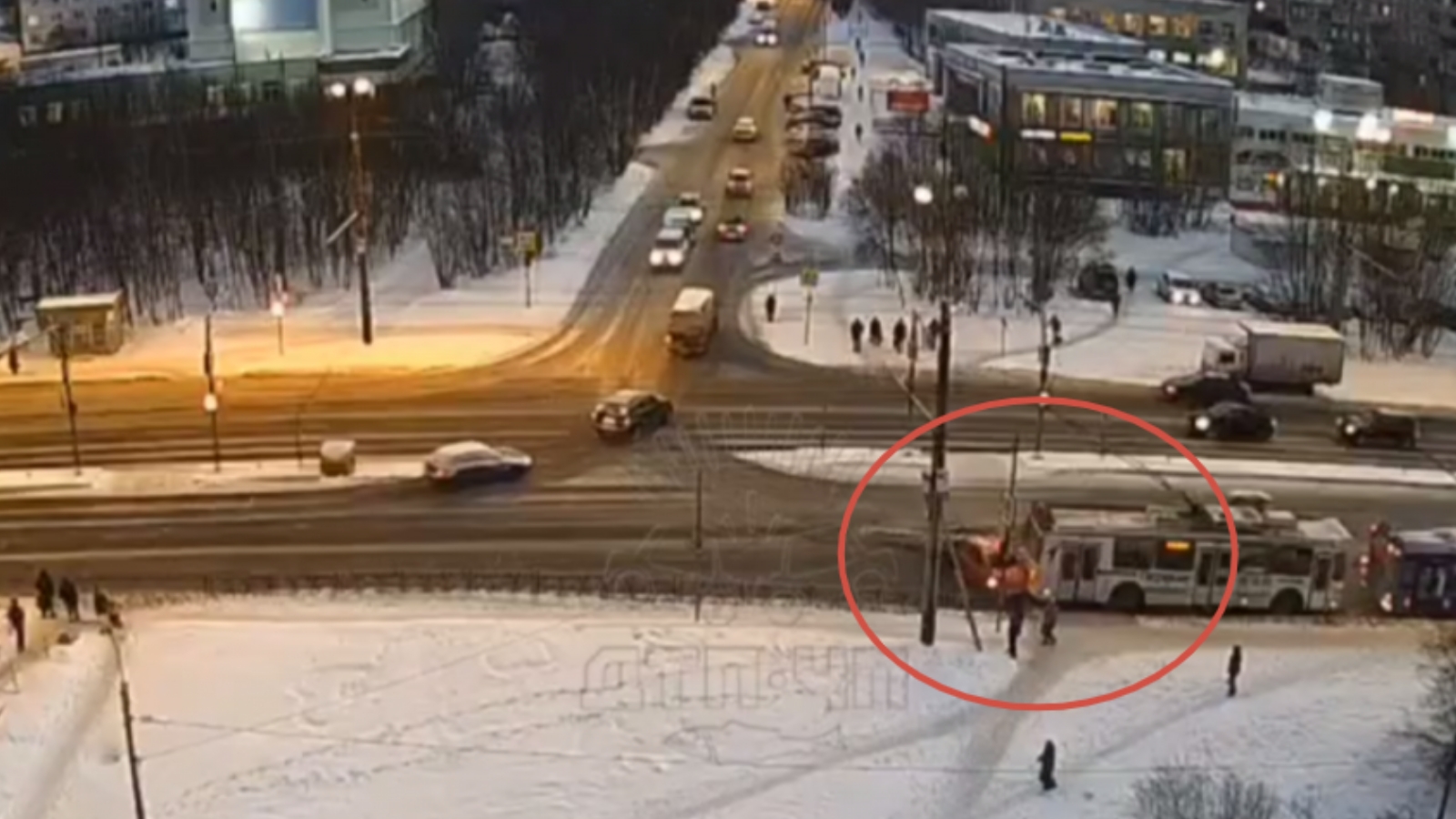 Момент массовой аварии на Кольском в Мурманске попал на [видео]