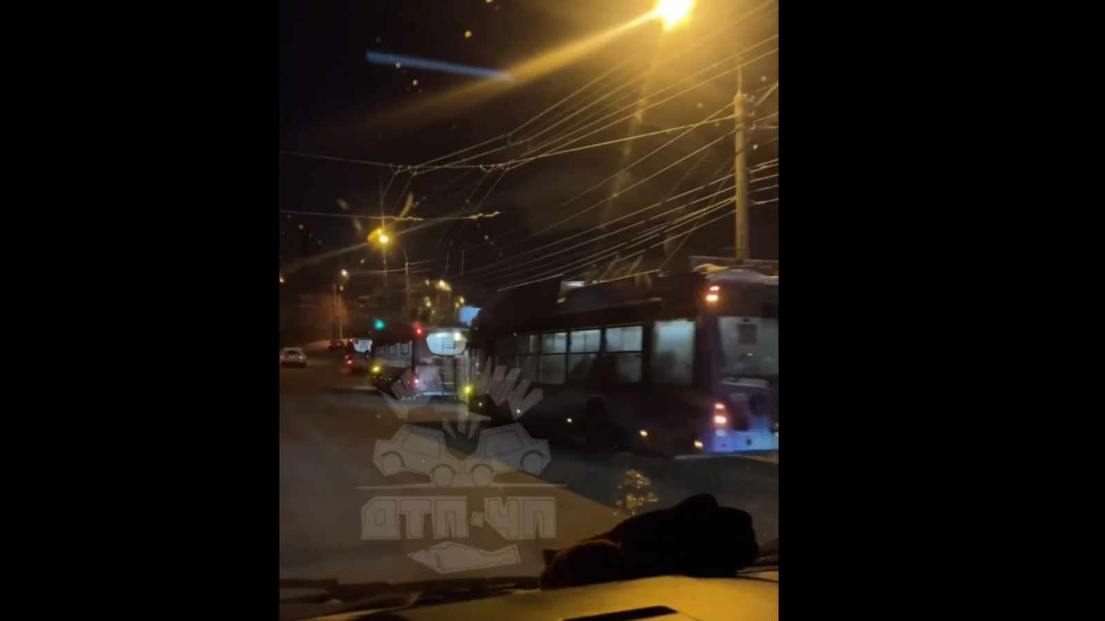 На Кольском проспекте парализовано движение троллейбусов [видео]