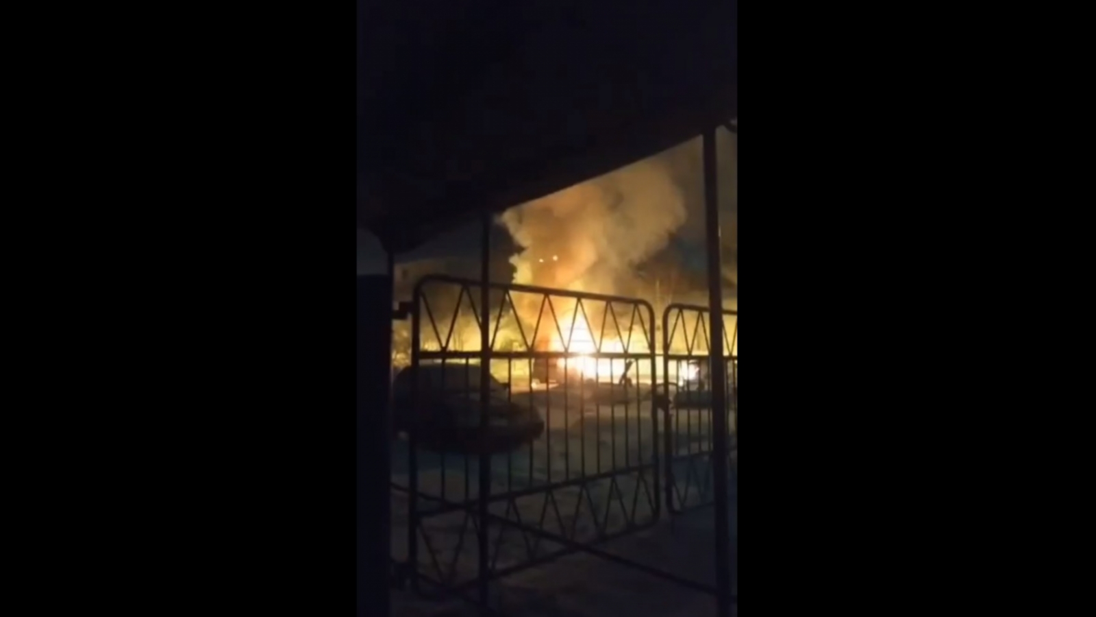 На Нижне-Ростинском шоссе в Мурманске сгорел автомобиль [видео]