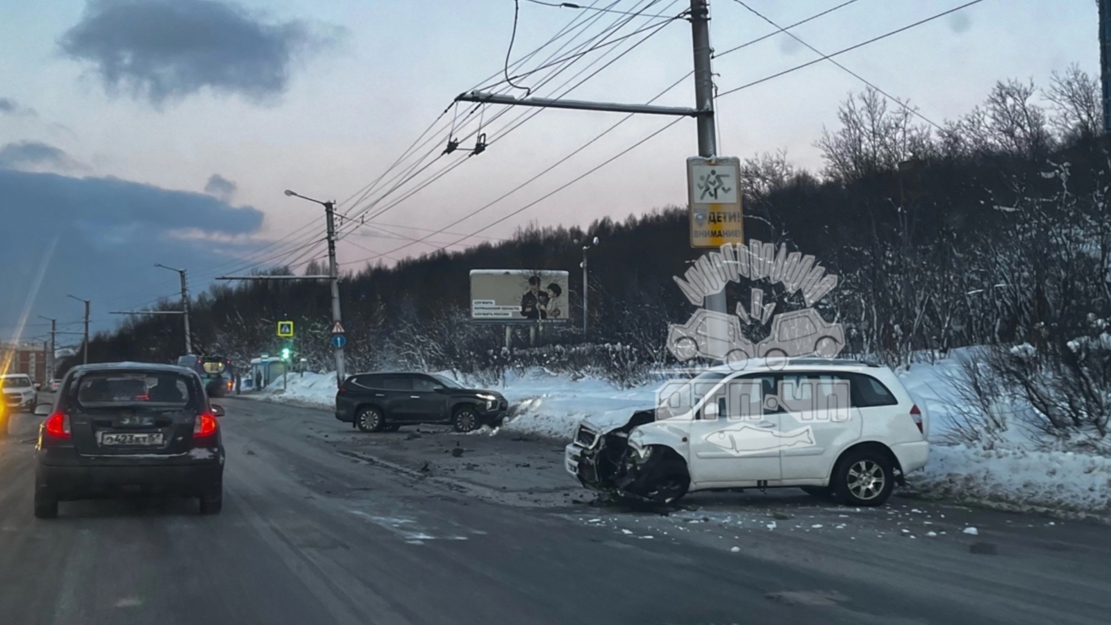 Легковушки встали поперек дороги после ДТП в Мурманске | 25.01.2024 |  Мурманск - БезФормата