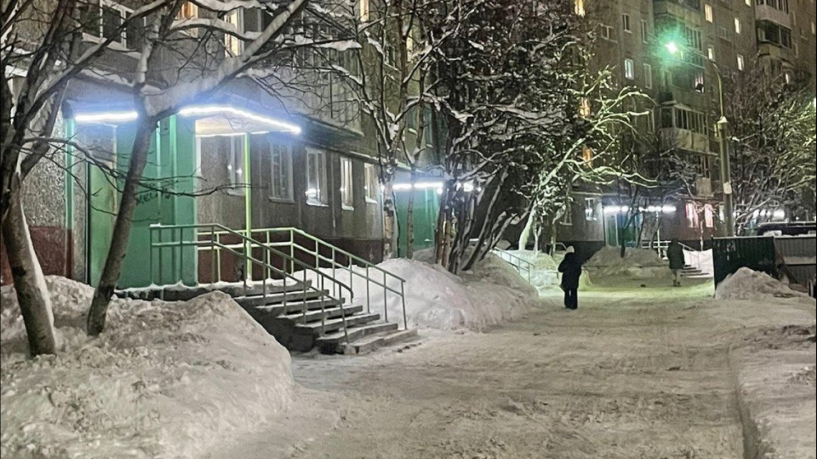 Светодиодная подсветка украсила дома в Первомайском округе | 26.01.2024 |  Мурманск - БезФормата