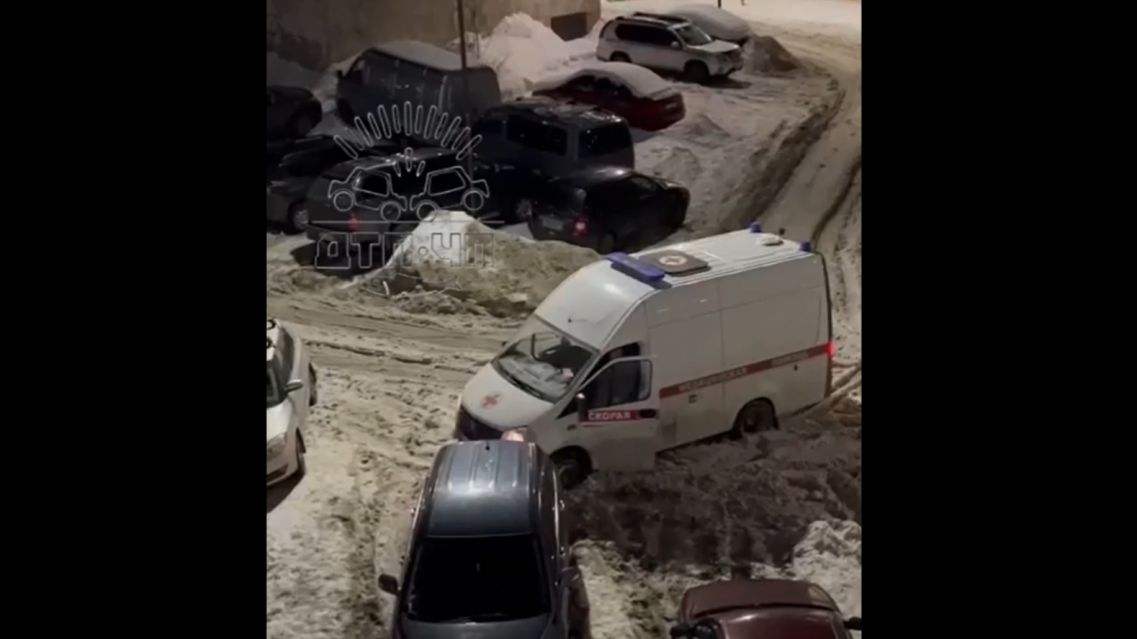 Машина скорой помощи застряла в снегу в Североморске [видео]