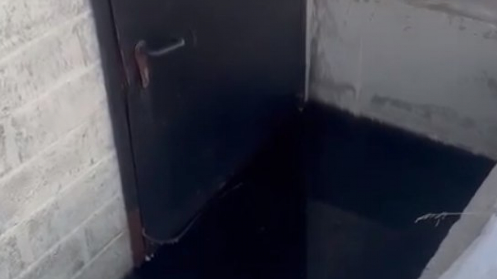 В Заполярном затопило подвал жилого дома [видео]