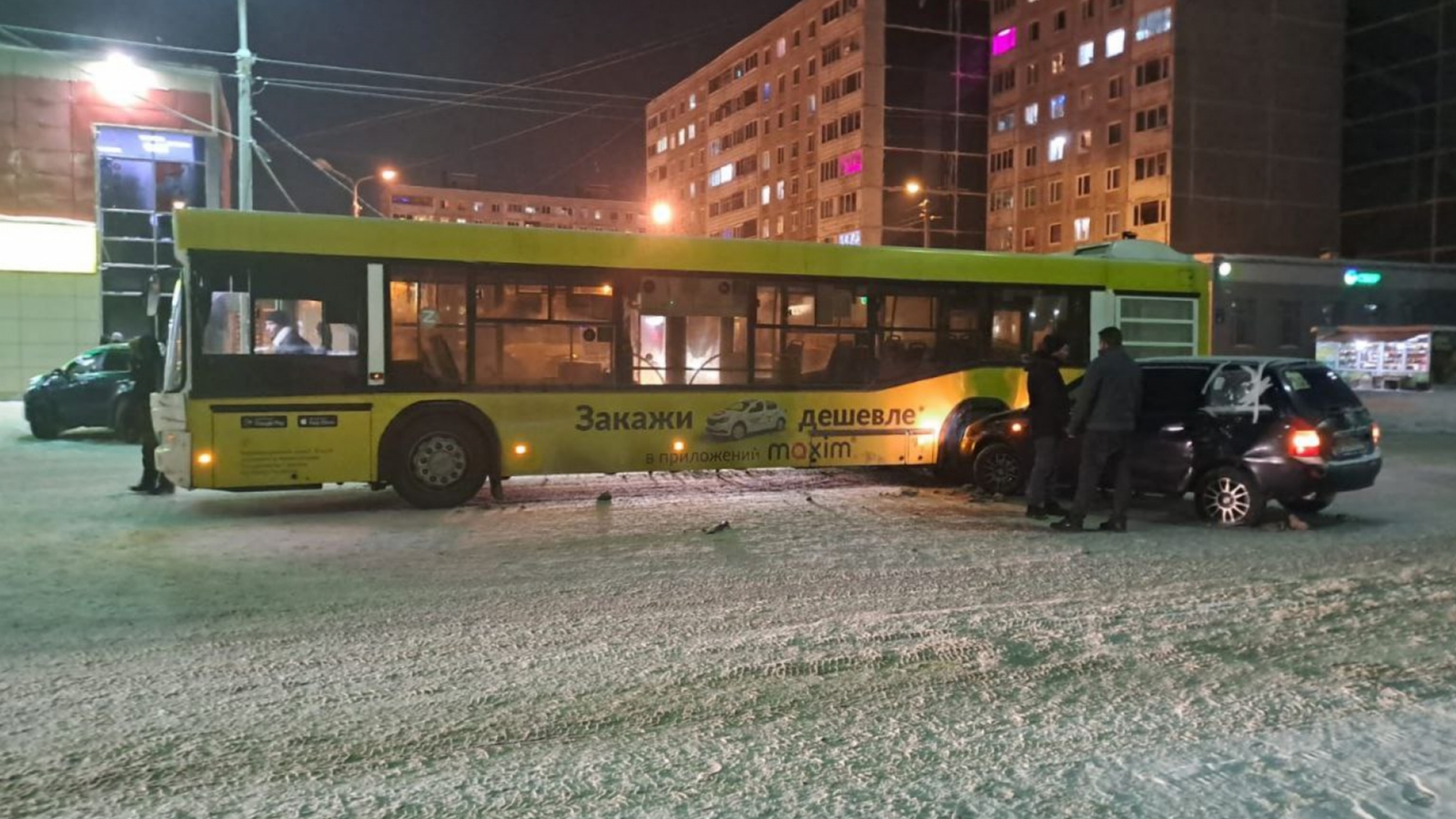 Автобус и легковушка не поделили дорогу в Мурманске | 17.01.2024 | Мурманск  - БезФормата