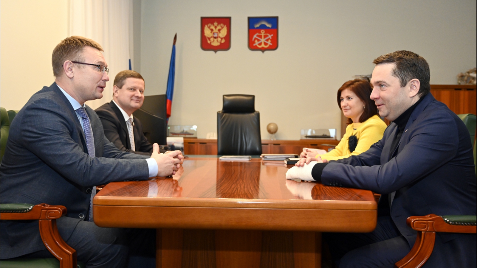 Встреча с улыбками: ЛДПРовец Каргинов заглянул в гости к губернатору Чибису