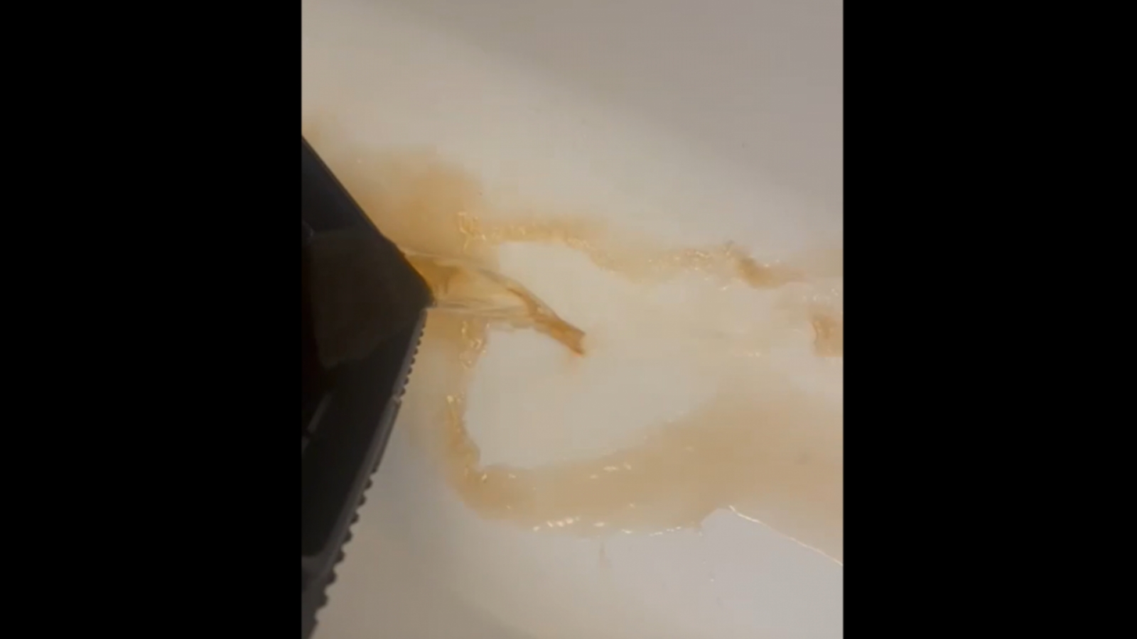 Жители Заполярного полмесяца дышат канализационными испарениями [видео]