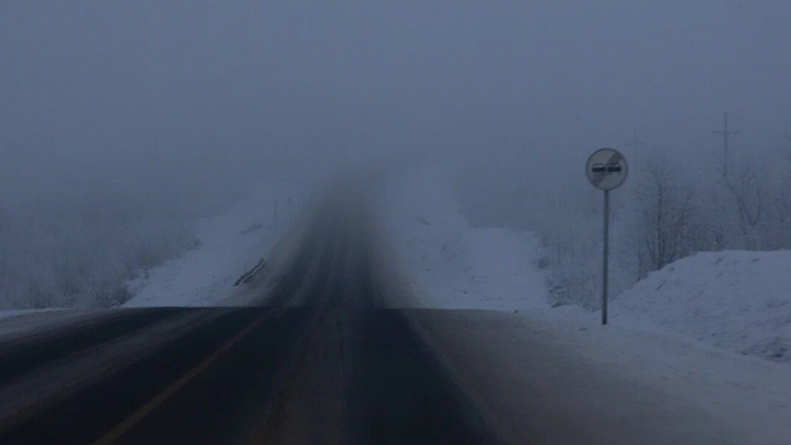 Трассу под Заполярным окутал густой туман