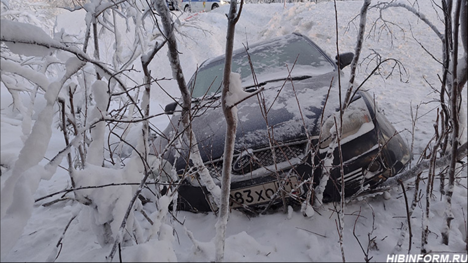 Угнанный в Оленегорске автомобиль обнаружили в кювете под Апатитами