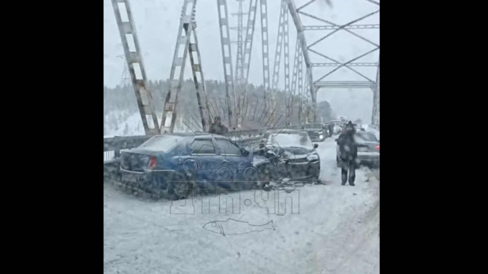 На мосту в Заполярье возникла километровая пробка из-за ДТП