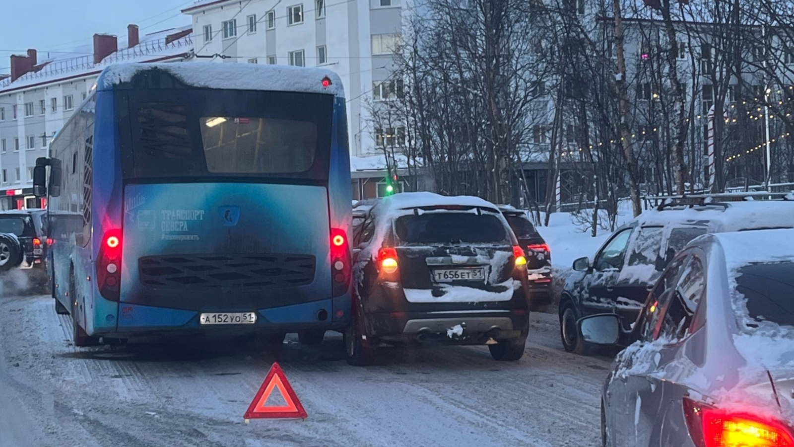 Возле Ледового дворца в Мурманске возник транспортный коллапс
