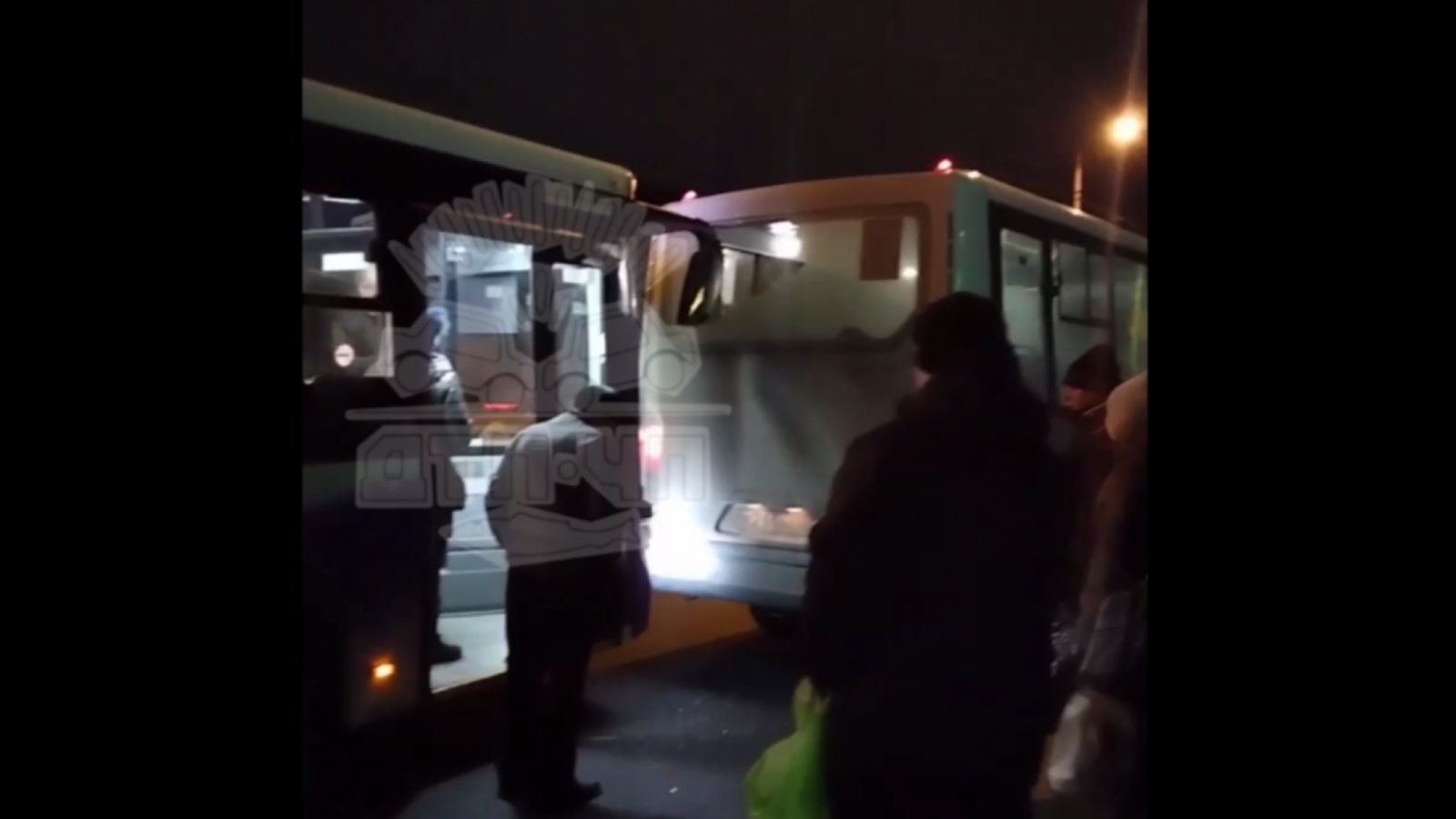 Автобус врезался в маршрутку на остановке в Мурманске
