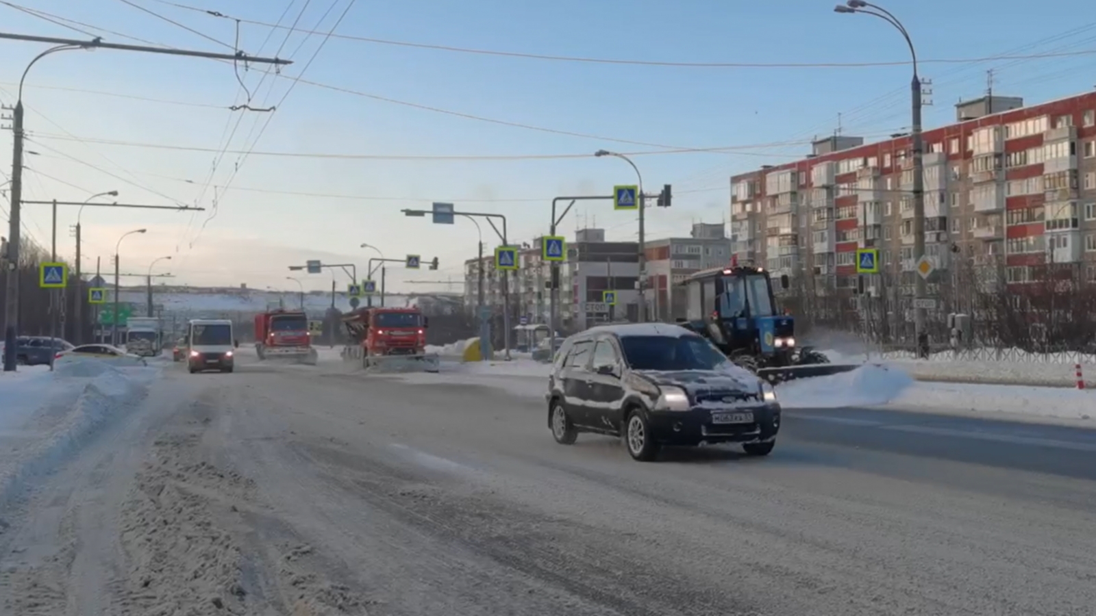 Мурманск приходит в себя после снегопада [видео]