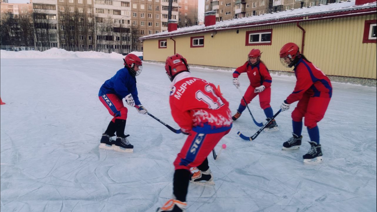 Мурманчанки поучаствуют в соревнованиях по русскому хоккею на Красной площади