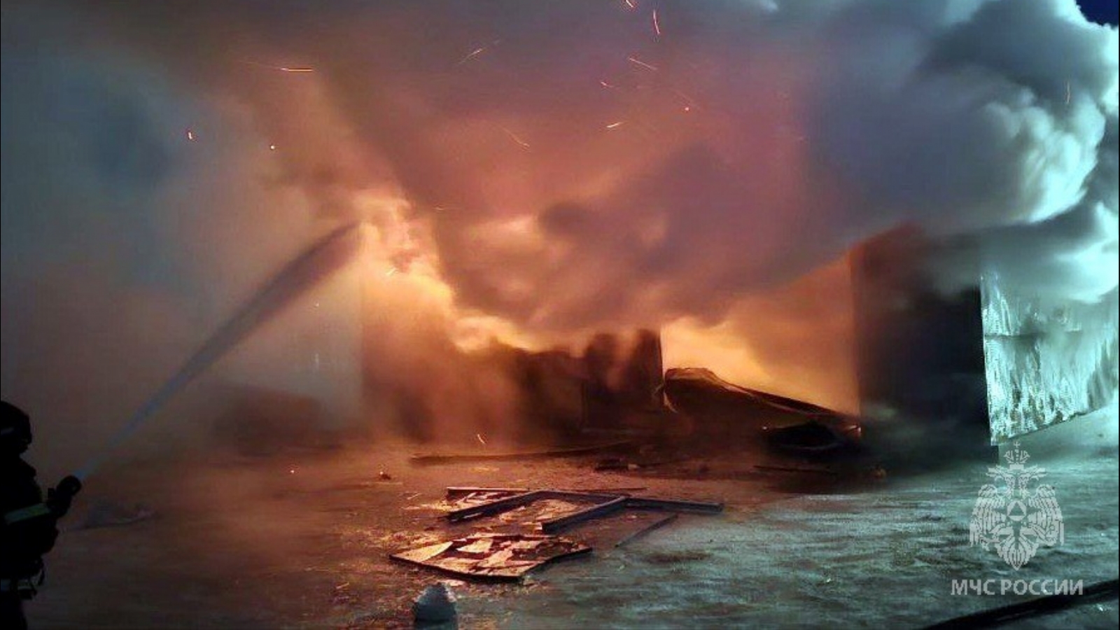 Во время пожара на автомойке в Снежногорске травмирован человек