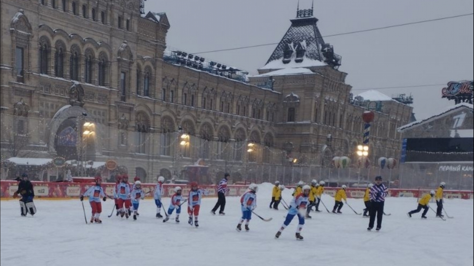 Северянки выступили на турнире по русскому хоккею на Красной площади