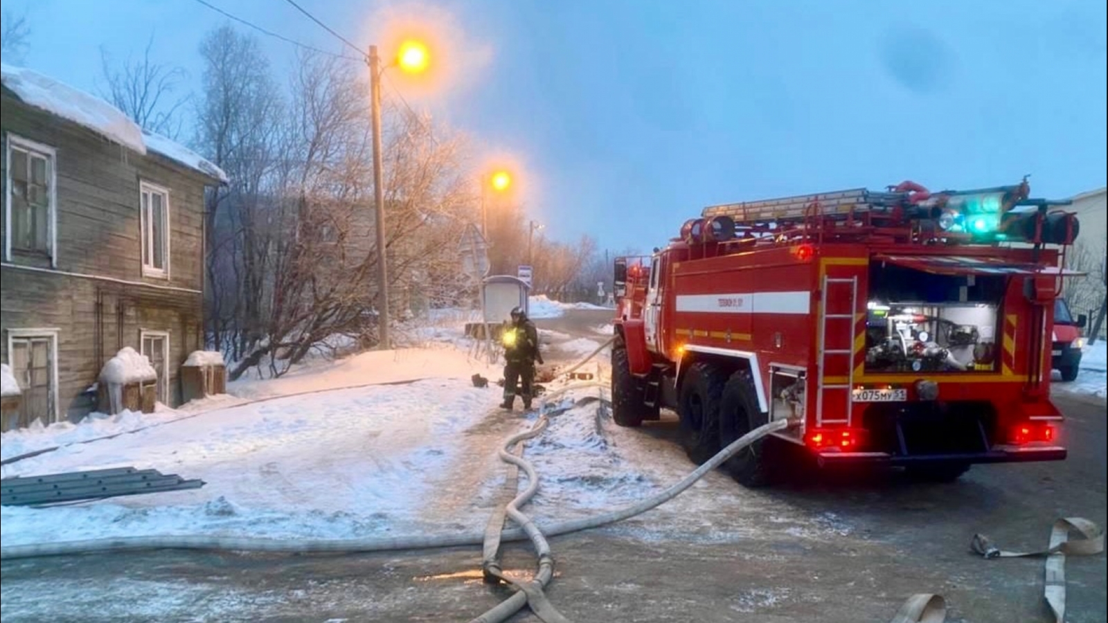 Из горящей «деревяшки» в Мурманске эвакуировали девять человек