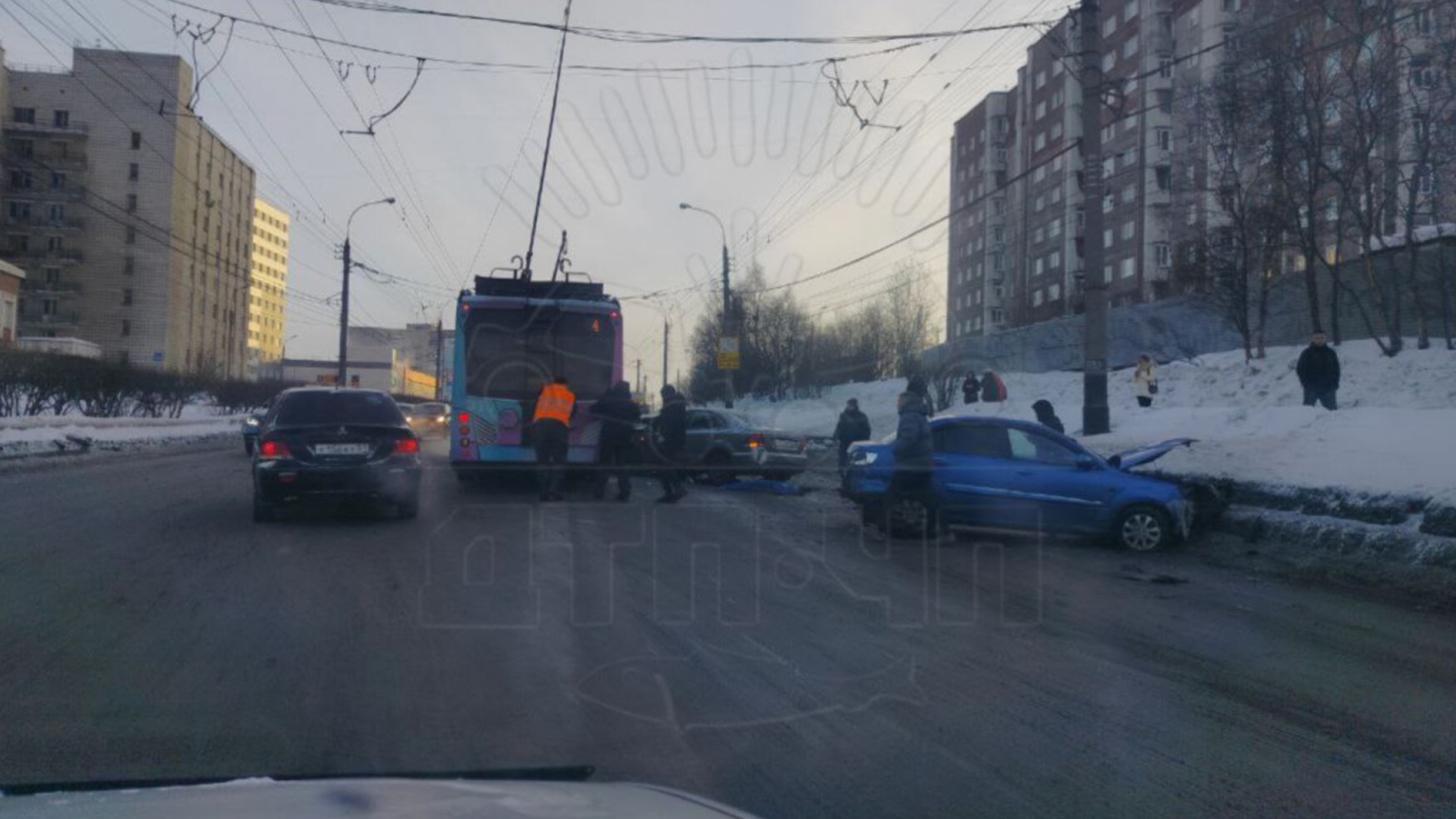 Из-за аварии в Мурманске затруднён проезд возле «Молодежки»