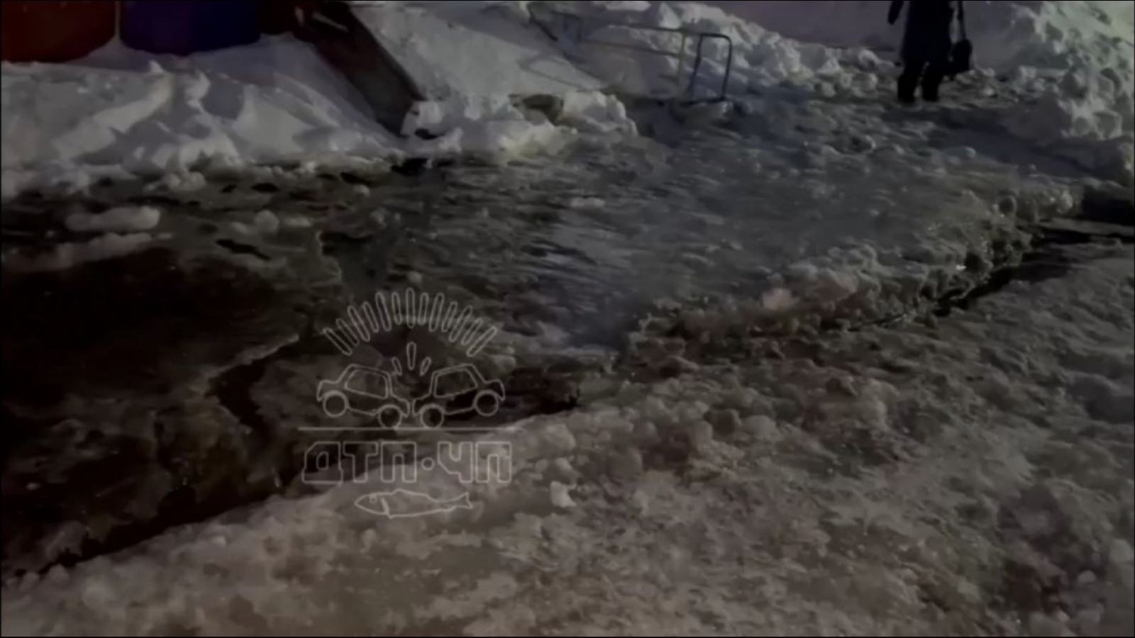 В Мурманске течёт ледяной ручей [видео]