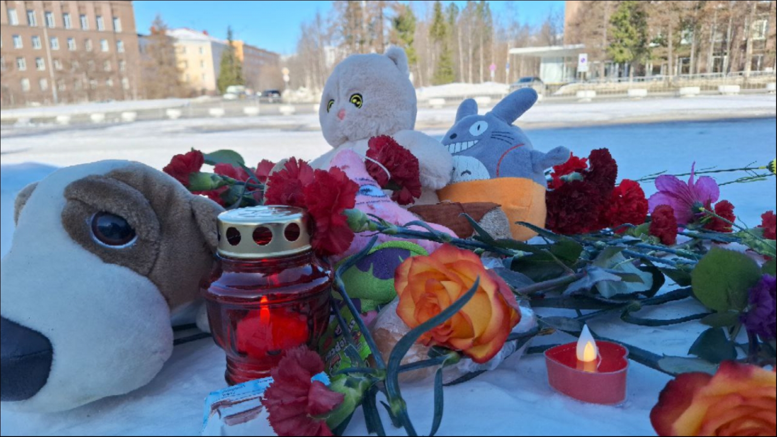 В Апатитах появился стихийный мемориал в память о жертвах теракта